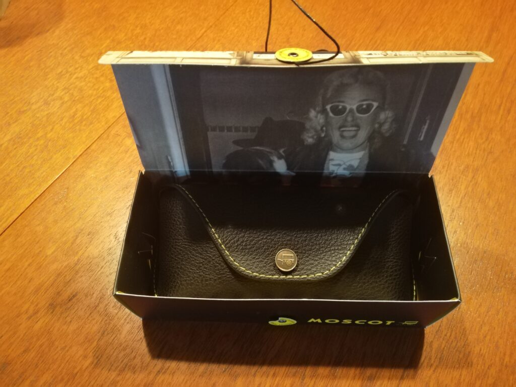 画像：モスコット レムトッシュ46の箱とメガネケース