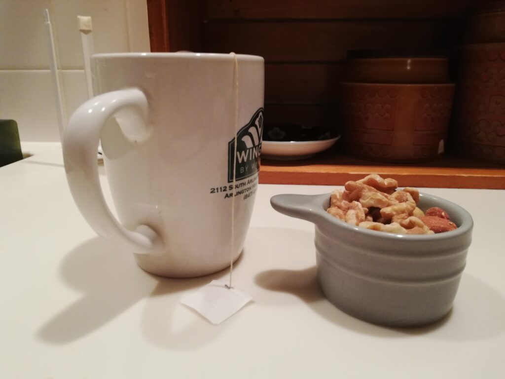 朝ごはんは紅茶とナッツだけ！