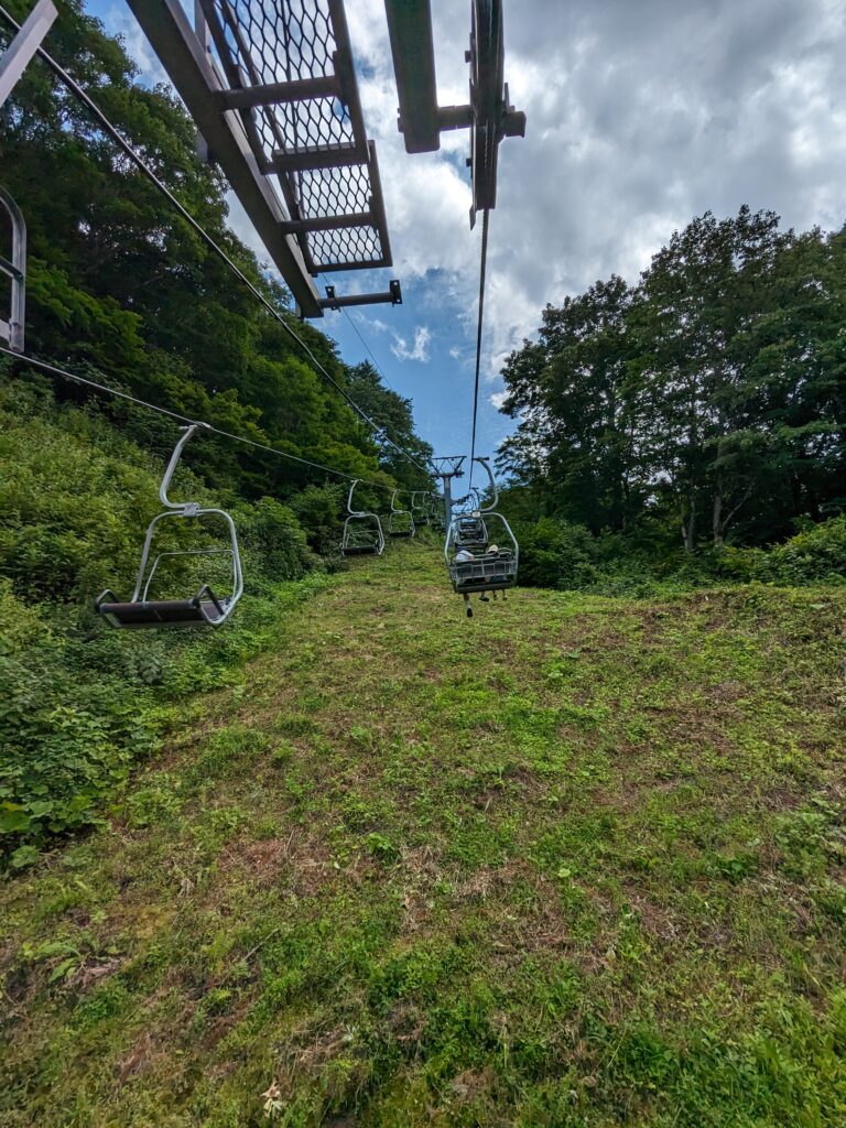 湯沢高原パノラマパークのアトラクション「リフト」